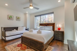 3 dormitorios, escritorio, tabla de planchar con plancha y cuna de viaje