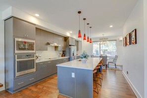 Jääkaappi, mikroaaltouuni, uuni, liesi