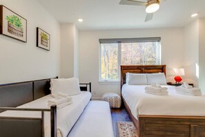 3 chambres, bureau, fer et planche à repasser, lit de bébé portatif