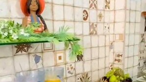 Un bufé con diversos alimentos y bebidas.