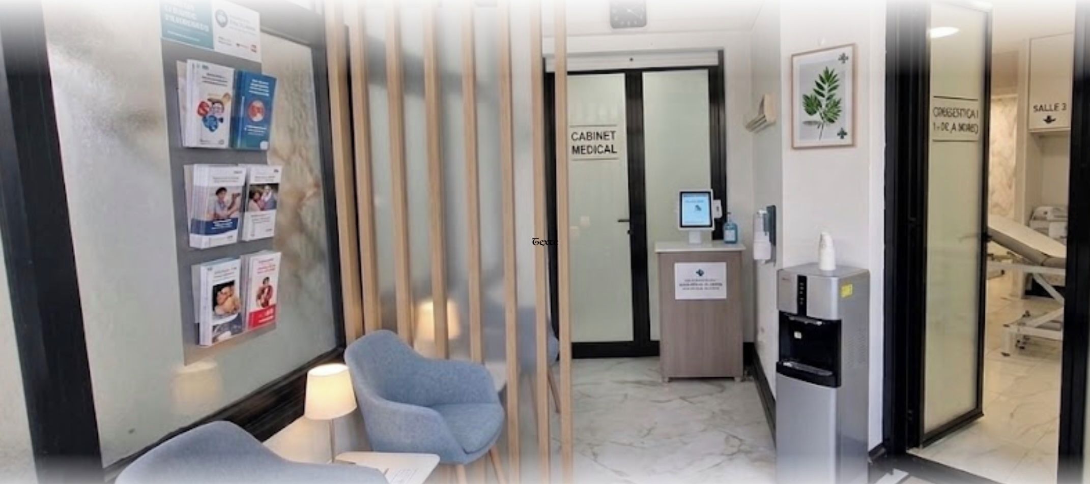 Un établissement médical comprenant une salle d’attente, un cabinet médical et un distributeur d’eau.