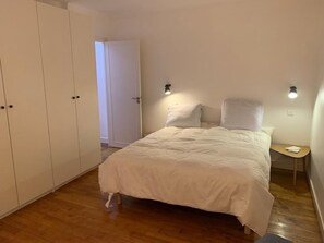 4 slaapkamers, een strijkplank/strijkijzer, wifi, beddengoed