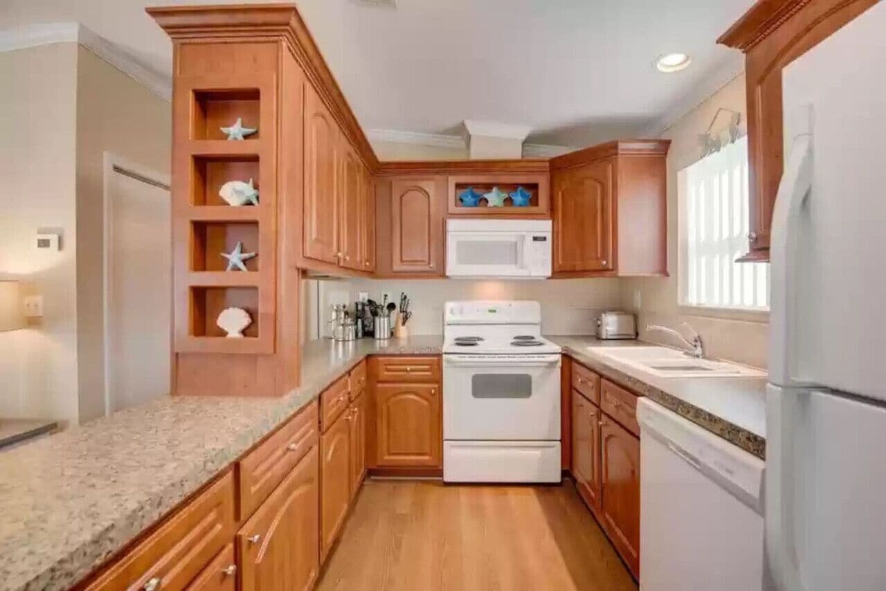 Kjøleskap, mikrobølgeovn, ovn og kokeplater