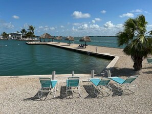 بالقرب من الشاطئ