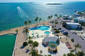 حمّام سباحة مُدفَّأ