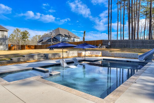 Spacious 5BR Masters Retreat: Heated Pool/Spa, Theater, Basketball Court & More!