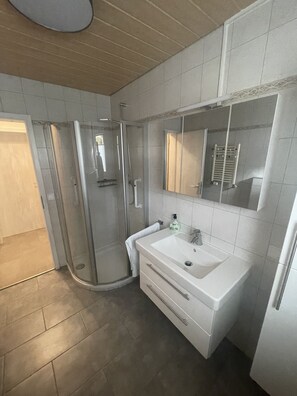Secadora de cabello, toallas, jabón, papel de baño 