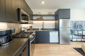 Refrigerador, microondas, horno y parrilla de estufa