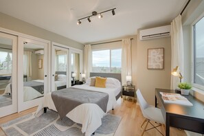 3 habitaciones, escritorio y tabla de planchar con plancha