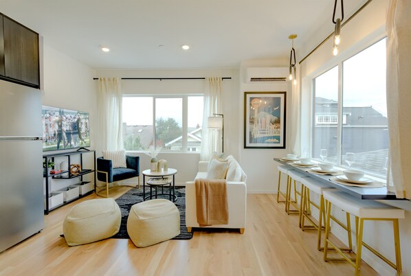 Televisión, chimenea y libros