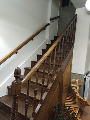 A wooden staircase with a handrail and a decorative finial at the top. - Les Balcons sur la Loire (Chalonnes-sur-Loire)