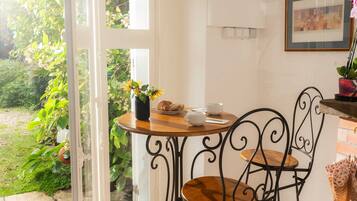 Daily cooked-to-order breakfast (EUR 10.50 per person)