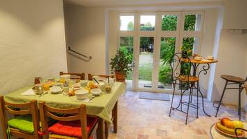 Sarapan siap masak setiap hari (EUR 10.50 per orang)