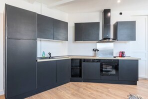 Kjøleskap, mikrobølgeovn, ovn og oppvaskmaskin