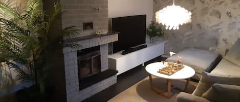 Smart TV, fireplace