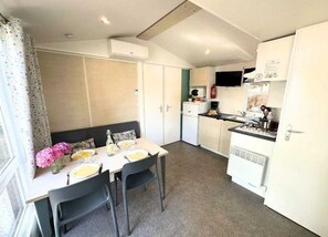 Køleskab, mikrobølgeovn, kogeplade