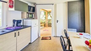 Fridge, microwave, stovetop - ZEcamping 4 étoiles mobil-home TV BBQ clim 23m2 (Saint-Georges-d'Oléron)