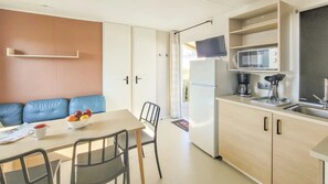 Køleskab, mikrobølgeovn, kogeplade