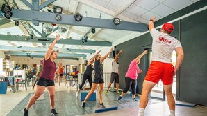 A group of people exercising in a gym with mirrors, a ceiling with lights, and a counter in the background. - ZEcamping 4 étoiles club enfant parc aquatique sauna hammam chiens acceptés (Saint-Georges-d'Oléron)