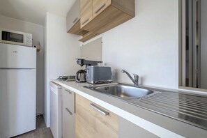 Køleskab, mikrobølgeovn, kogeplade, opvaskemaskine