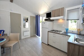 Kühlschrank, Mikrowelle, Herdplatte, Toaster