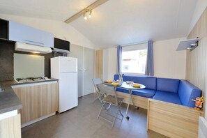 Køleskab, mikrobølgeovn, kogeplade