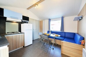 Réfrigérateur, micro-ondes, plaque de cuisson