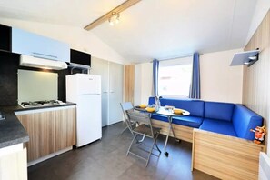 Fridge, microwave, stovetop