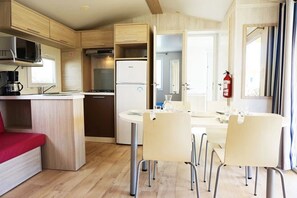 Réfrigérateur, micro-ondes, plaque de cuisson