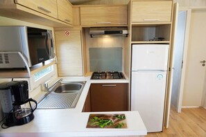 Réfrigérateur, micro-ondes, plaque de cuisson