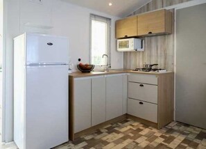 Køleskab, mikrobølgeovn, kogeplade