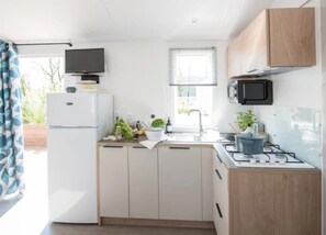 Réfrigérateur, micro-ondes, plaque de cuisson