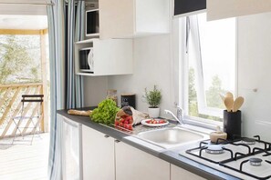 Køleskab, mikrobølgeovn, kogeplade