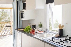 Refrigerador, microondas y parrilla de estufa 