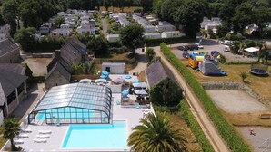 Ein Resort mit großem Schwimmbad, zahlreichen Gästezimmern und einem Parkplatz.