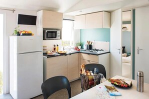 Refrigerador, microondas y parrilla de estufa 