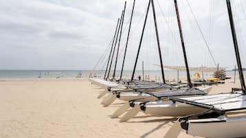 Una spiaggia nelle vicinanze, sabbia bianca