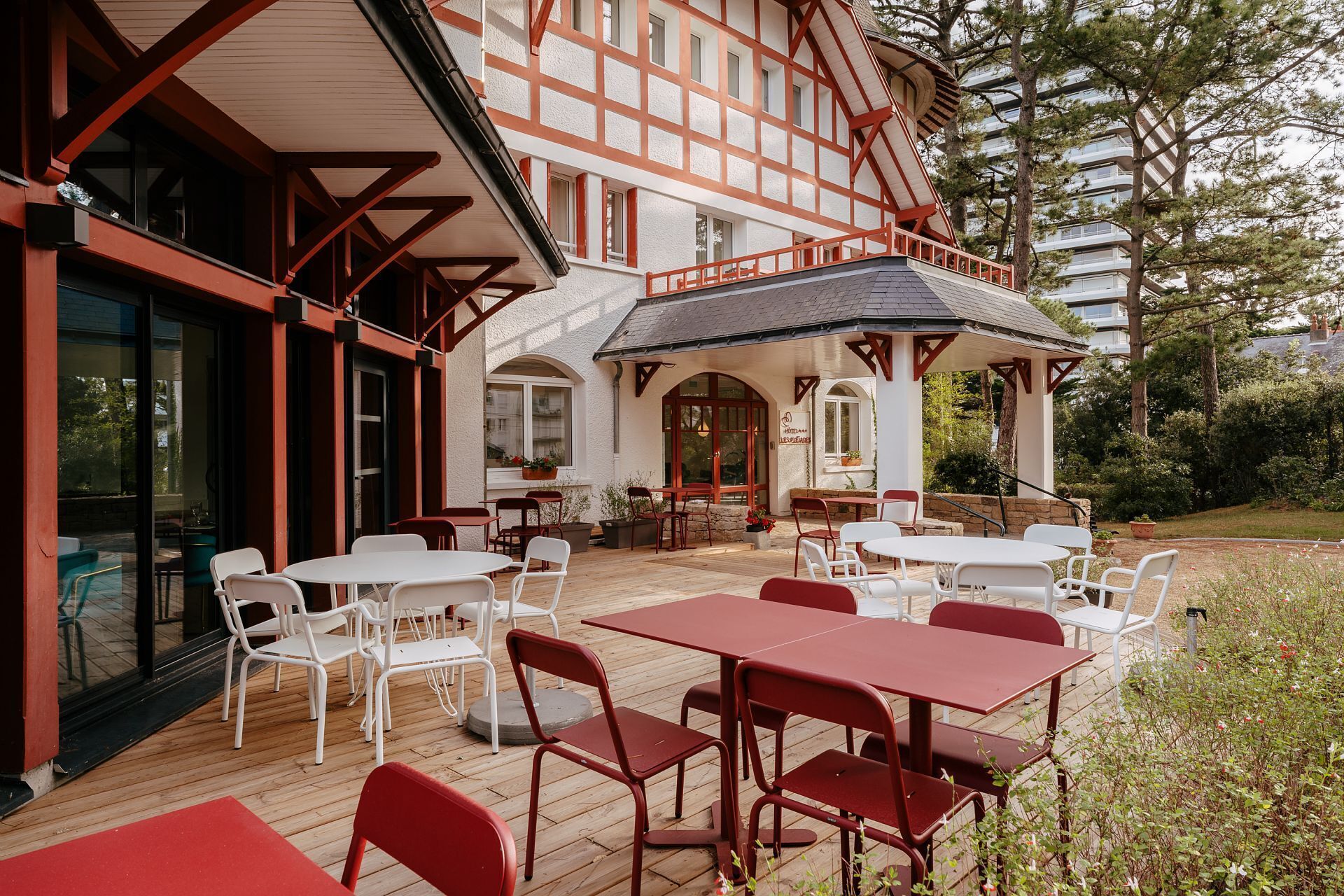 Un hôtel doté d’une terrasse extérieure et d’un patio couvert.