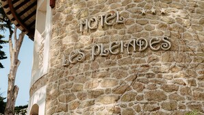 A stone wall with the inscription "HOTEL LES PLEINES" and three stars above the text. - Hôtel Miléade Les Pléïades  La Baule (La Baule-Escoublac)