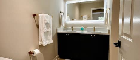 SĂšche-cheveux, serviettes fournies, savon, papier toilette
