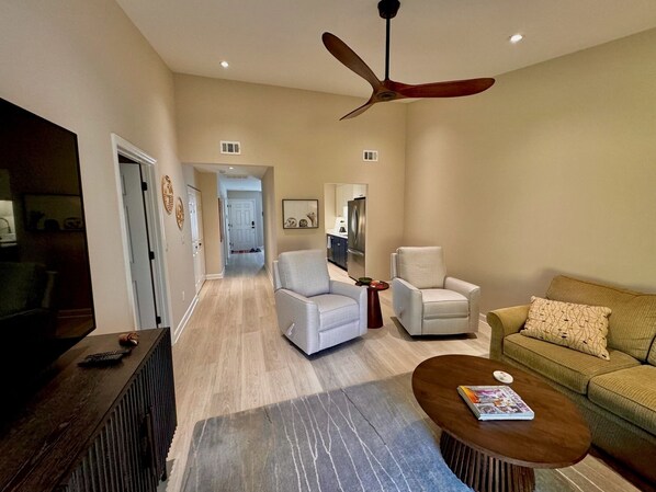 Smart TV - 2 bed/ 2 bath! Fenced in yard-close to the beach and dwntn CHS! (Charleston)