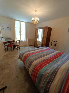 4 chambres, fer et planche à repasser, accès à Internet, literie fournie