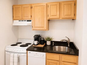 Cafetera y tetera, refrigerador, microondas y horno 