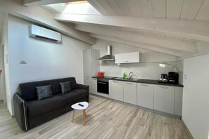 Fridge, oven, stovetop, cookware/dishes/utensils - Le Tre Rose apartments just minutes from the beaches of Lake Garda 1 (Nago-Torbole)