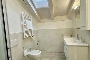 Shower, hair dryer, bidet, towels - Le Tre Rose apartments just minutes from the beaches of Lake Garda 1 (Nago-Torbole)