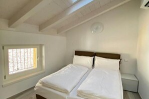 1 bedroom, free WiFi, bed sheets - Le Tre Rose apartments just minutes from the beaches of Lake Garda 1 (Nago-Torbole)