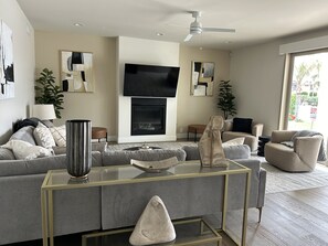 Smart TV, fireplace, foosball, table tennis - Lakefront Getaway with Infinity Pool and Pontoon (Glendale)