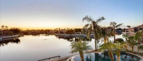 Una piscina al aire libre