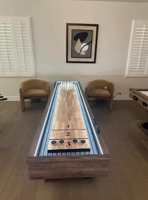 Game room - Lakefront Getaway with Infinity Pool and Pontoon (Glendale)