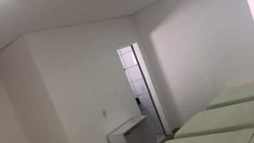 1 quarto, roupas de cama premium, edredons de pluma, escrivaninha